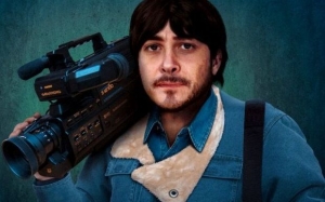 İnsanlığın ölmüş heykəlini dünyaya göstərən reportyor