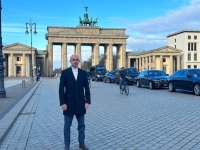 Berlin divarı, rus musiqisi,  velosipedlə işə tələsənlər...