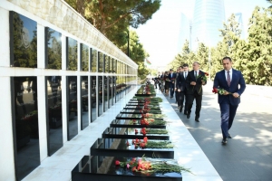 Mədəniyyət Nazirliyinin əməkdaşları şəhidlərimizin xatirəsini yad ediblər