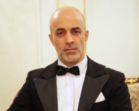 O, d&uuml;nyaş&ouml;hrətli g&uuml;rc&uuml; rejissoru Robert Sturuanın ustad siniflərində dərs alıb