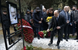 Günün fotosu: Rüstəm İbrahimbəyov birinci Fəxri xiyabanda dəfn edilib