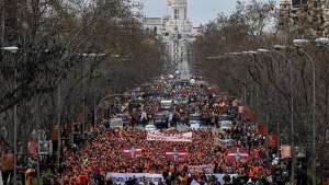 Günün fotosu:  Madriddə on minlərlə insan yanacağın bahalaşması səbəbindən etiraza çıxıb