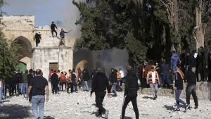 Günün fotosu: Əl-Aksa məscidində qanlı olaylar baş verib