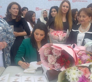 Aysel Nəsirzadənin imza g&uuml;n&uuml; b&ouml;y&uuml;k maraqla qarşılandı