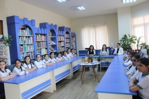 Məktəblilər kitabxanada maarifləndirici gün keçiriblər