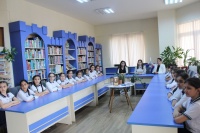 Məktəblilər kitabxanada maarifləndirici gün keçiriblər