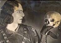 Abbas Mirzə Şərifzadə uşaqkən səhnədə ilk rol alanda kuryoz hadisə baş veribmiş: üstünə qılıncla gəlinəndə, o, qorxusundan səhnədən qaçıbmış