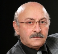 Geniş fəaliyyət spektri, 5 teatrda tamaşa qoymaq hünəri