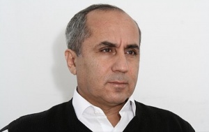 G&uuml;rc&uuml; koloriti ilə yazan yazı&ccedil;ı