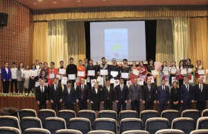 &ldquo;&Ouml;z&uuml;m&uuml;z&uuml; kəsən qılınc&rdquo; səhnədə &ndash; ana dilinə və milli yaddaşa ehtiramın təntənəsi