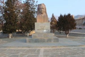 Vandalizm: Ordubadda Yusif Məmmədəliyevin abidəsinin mərmər üzlüyü sökülüb