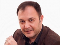 O, çağdaş aktyorlar arasında öz dəst-xətti ilə seçilir