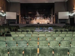 Unudulan səhnələr: teatr niyə gənclərdən uzaq d&uuml;ş&uuml;r?