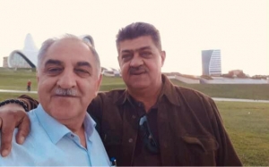 40 il boş qalan qəbrinin üstündə şam yandıran adam...