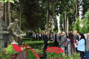 Mədəniyyət naziri Adil Kərimli Arif Məlikovun Fəxri xiyabanda məzarını ziyarət etdi