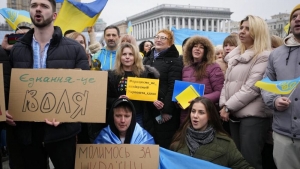 Günün fotosu:  Ukraynada rus ordusunun geri çəkilməsi coşğu ilə qarşılanıb