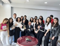 Oxu günündə kollec tələbələri sevimli yazıçıları ilə görüşdülər