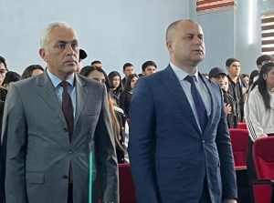 "​M&uuml;əllim &ouml;mr&uuml;n&uuml;n işığı: İllərin o tayından gələn səs, və ya bizim tarix m&uuml;əllimi"