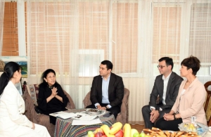 Mədəniyyət naziri Xalq artisti Roza Cəlilovanı yubileyi münasibətilə evində ziyarət edib