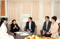 Mədəniyyət naziri Xalq artisti Roza Cəlilovanı yubileyi münasibətilə evində ziyarət edib