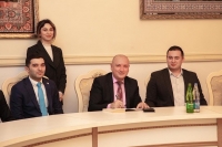 Yazıçı Varis ASAN könüllüləri ilə görüşüb