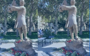 Biz niyə “heykəl ucaltmaq” deyirik?