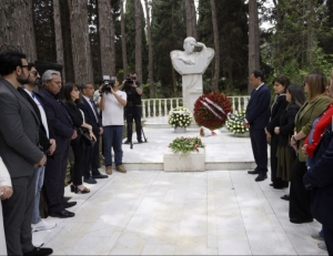 Mədəniyyət Nazirliyinin kollektivi Xalq yazıçısı İlyas Əfəndiyevin məzarını ziyarət edib