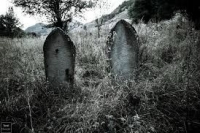 Bir kənd məzarlığının önündə…