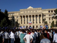 Bəzilərini universitetə atası aparır, bəzilərini isə &ouml;z ayaqları