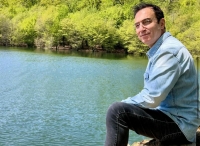 Barmaqlarına borclu olan adam