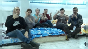 Günün fotosu:  Rumıniyada volontyorlar lal-kar ukraynalı qaçqınlara kömək edirlər