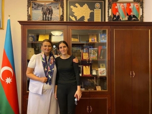 Qənirə Paşayeva gənc yazarı ilk kitabının çıxması münasibəti ilə təbrik edib