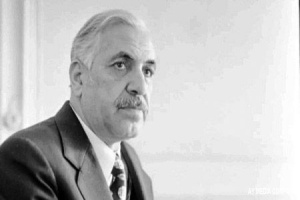 "Mənim k&ouml;ks&uuml;mdə &uuml;rək dayananda, k&ouml;ks&uuml;m&uuml;n altında vətən d&ouml;y&uuml;n&uuml;r"