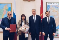 Sankt-Peterburqun qubernatoru Azərbaycanın Əməkdar artistini mükafatlandırıb