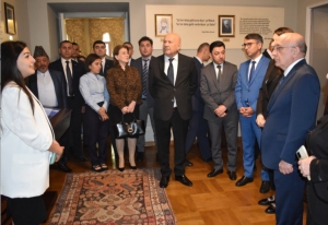 Mübariz Qurbanlı Tbilisidəki Azərbaycan Mədəniyyəti Muzeyinə qiymətli kitablar hədiyyə edib