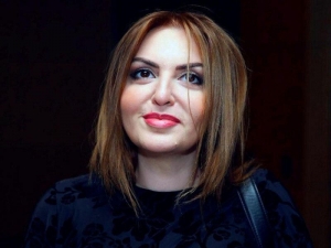 “Sən küçədə gedəndə unutmalısan ki, müğənnisən…”