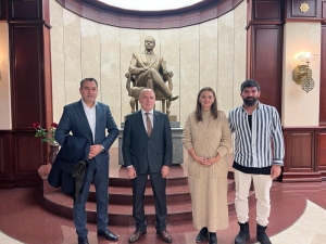 Qənirə Paşayeva “Atabəylər” filminin yaradıcı heyəti ilə görüşüb