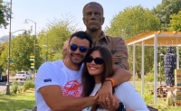 Kristofer Van Damm atasının Qəbələdəki heykəli ilə foto çəkdirib