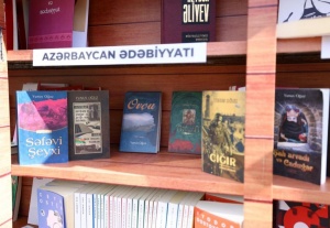Yunus Oğuz kitablarını hədiyyə etdi