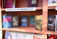 Yunus Oğuz kitablarını hədiyyə etdi