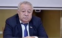 Ədəbiyyata 7-ci sinifdə oxuyarkən "Bir tikə &ccedil;&ouml;rək" hekayəsi ilə gəlib