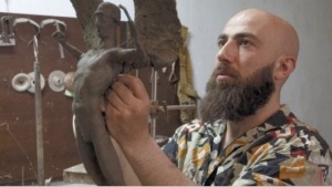 Tarixi m&ouml;vzularda işləməyi sevir