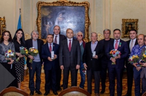 Nazir Anar Kərimov ölkə prezidentinin təltif etdiyi mədəniyyət xadimlərinə mükafatlarını təqdim edib