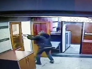Günün fotosu: Azərbaycan səfirliyinə silahlı basqın qətiyyətlə pislənir