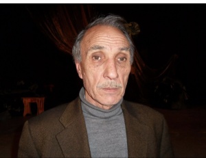 İrəvan Dram Teatrının y&uuml;k&uuml;n&uuml; &ccedil;iyinlərində daşıyan adam
