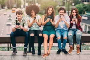 Ekranın işığında b&ouml;y&uuml;yən nəsil: &ldquo;Z&rdquo; nəslinin g&ouml;r&uuml;nməyən tənhalığı