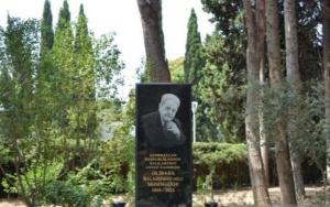 Dünən onun məzarı tər güllərə bürünmüşdü
