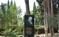 Dünən onun məzarı tər güllərə bürünmüşdü