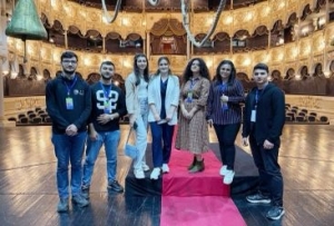 Mədəniyyət naziri Musiqili Teatrın könüllülərini mükafatlandırıb