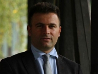 “Unudulmuş şeirlərin başlıqlarındasan...” – Jeton Kelmendinin şeirləri